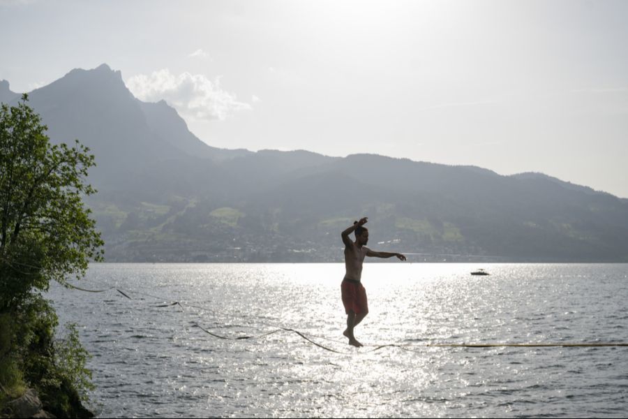 Davon abgesehen bleibt es sommerlich heiss in der Schweiz.