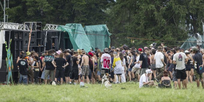 Musik ertönte und es war eine Bühne aufgestellt. Rave Malleray