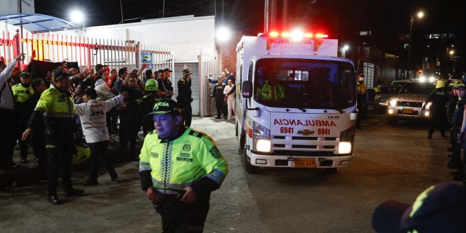 Polizisten sichern den Krankenwagen, in dem Senator Miguel Uribe Turbay am 7. Juni 2025 in Bogotá, Kolumbien, transportiert wird. Polizisten