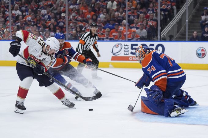 Brad Marchand erzielt das Siegtor für die Florida Panthers gegen die Edmonton Oilers im Playoff-Final der NHL. NHL Final Panthers Oilers