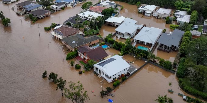 Australien: Rund 2500 Helfer waren unter anderem mit Booten, Lastwagen und Helikoptern im Einsatz. Dutzende Menschen wurden bereits von den Dächern ihrer Häuser gerettet. Australien