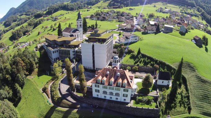 Verschiedene Welten treffen hoch über dem Walensee aufeinander. Neu-Schönstatt Quarten