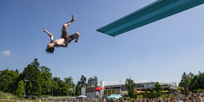 Eine nasse Abkühlung in der Badi ist am kommenden Wochenende wohl die sinnvollste Freizeitaktivität. (Symbolbild) Badi