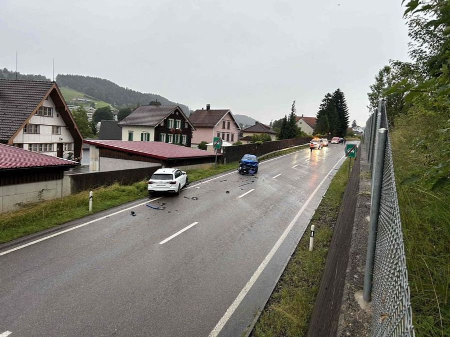 Die beiden Fahrzeugen sind frontal miteinander kollidiert.