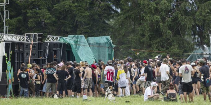 Bei einem illegalen Rave wurden zwei Polizistinnen verletzt. Rave
