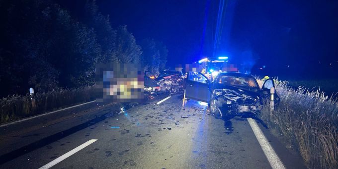 Kölliken AG: Frontalkollision im Ausserortsbereich – drei Verletzte. Kölliken AG