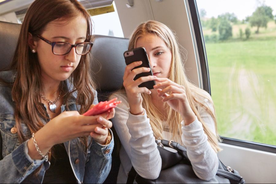 Neun von zehn Jugendlichen sind täglich oder mehrmals pro Woche in den sozialen Medien online.