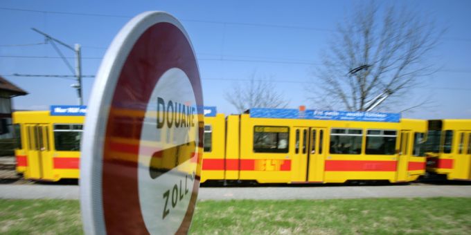Tagtäglich passieren Tausende Franzosen die Grenze zur Schweiz, um hier zu arbeiten. In ihrer Heimat sorgt das für eine Wohnungsnot. (Symbolbild) Grenze Frankreich Schweiz