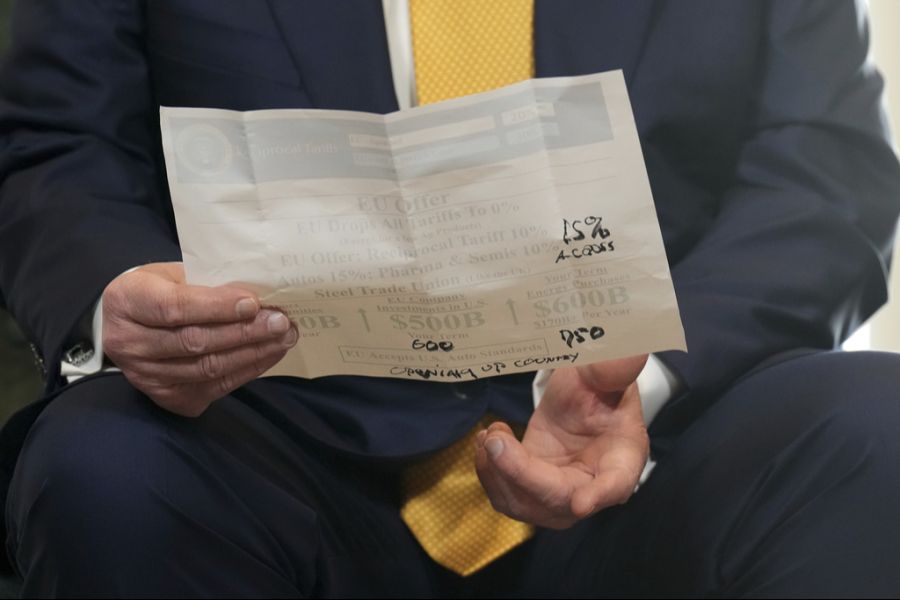 Es scheinen die Eckpunkte des Anfangsangebots der EU sowie handschriftliche Notizen des US-Präsidenten darauf zu sein. (von Nau.ch gespiegelt)