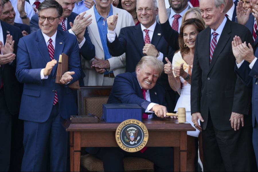 Trump Hammer Dollar