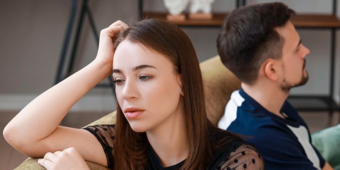 Mann und Frau auf Sofa, Krise