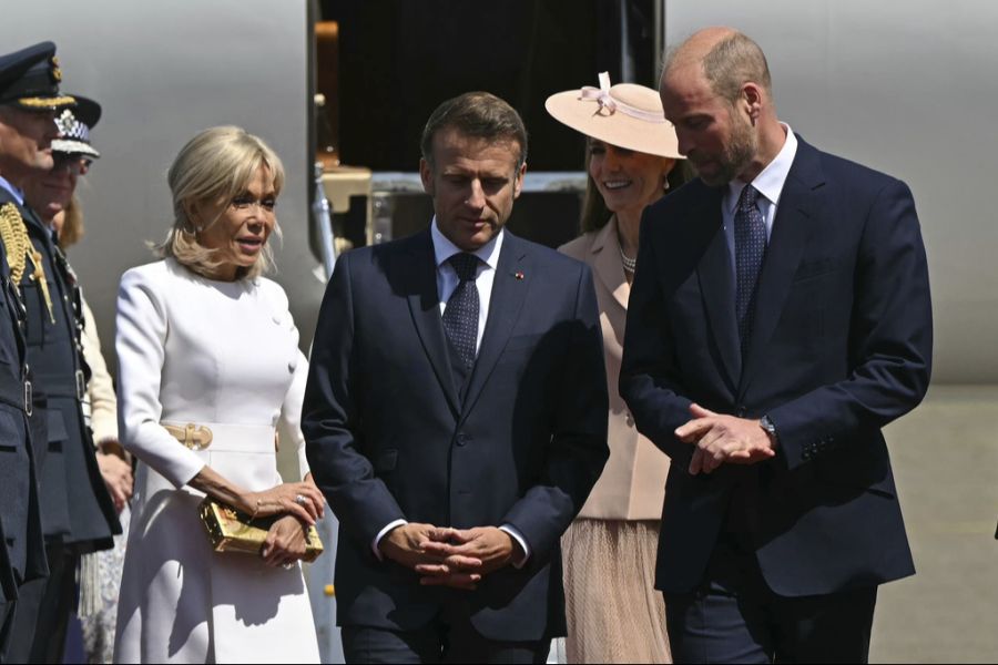 Emmanuel und Brigitte Macron werden von Prinz William am Flughafen von London begrüsst.