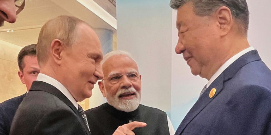 HANDOUT - Der russische Präsident Wladimir Putin (l-r), der indische Premierminister Narendra Modi und der chinesische Präsident Xi Jinping unterhalten sich bei einem Gipfeltreffen in...