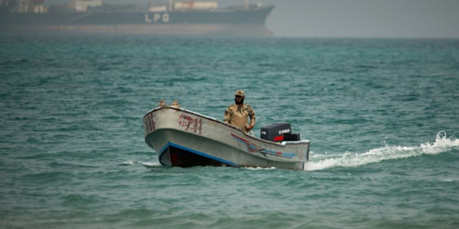 ARCHIV - Ein jemenitischer Soldat fährt in den Gewässern nördlich der Straße von Bab el-Mandeb. Foto: Abdulnasser Alseddik/AP/dpa/Symbolbild
