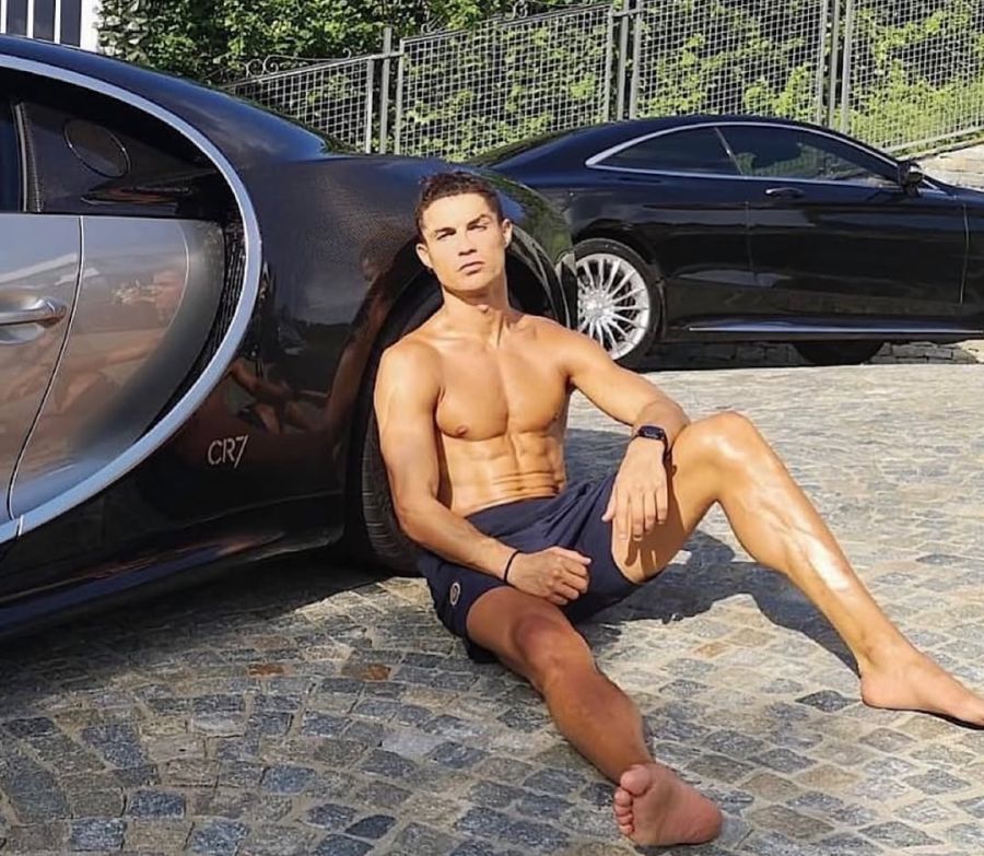 Neben den Autos setzt Cristiano Ronaldo auch seinen gestählten Körper gerne in Szene.