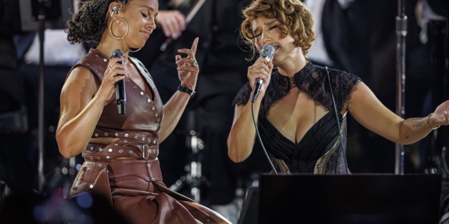 Die britische Musikerin Raye (rechts) lud Superstar Alicia Keys (links) auf die Bühne des Montreux Jazz Festivals.