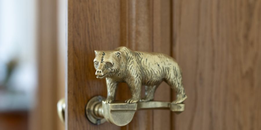 Der Bär am Türgriff des Grossratssaals begrüsst am kommenden Montag die 160 Mitglieder des neugewählten Kantonsparlaments.