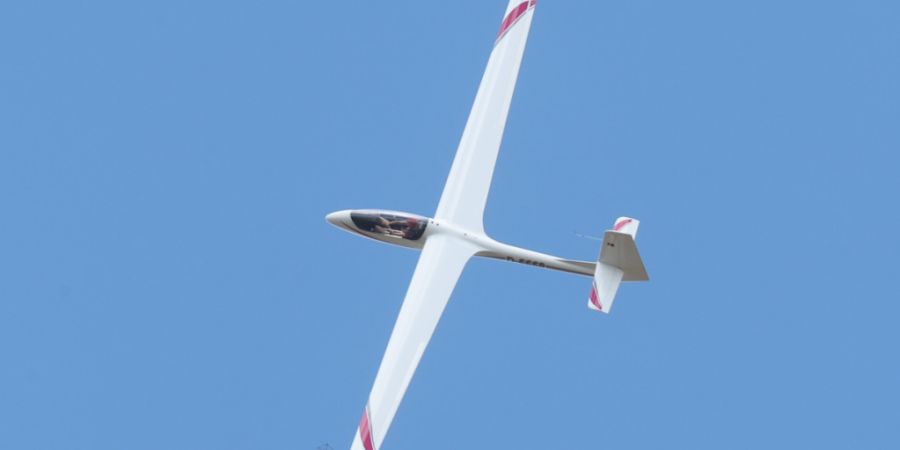 Ein tief fliegendes Segelflug in der Region Dottikon AG wirft bei der Kantonspolizei Aargau Fragen auf. (Symbolbild)