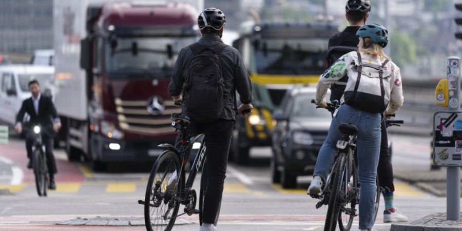Fussstützen und Haltegeländer sollen das Halten für Velofahrende erleichtern, weil sie
nicht absteigen müssen, finden Grüne Gemeinderäte. (Archivbild)