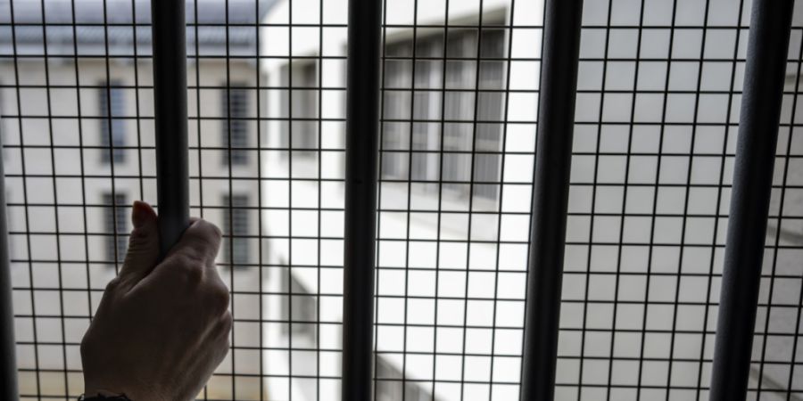 Die Überbelegung von Gefängnissen beeinträchtigt die Grundrechte der inhaftierten Personen. Das stellt die Anti-Folter-Kommission in einem Bericht fest. (Themenbild)