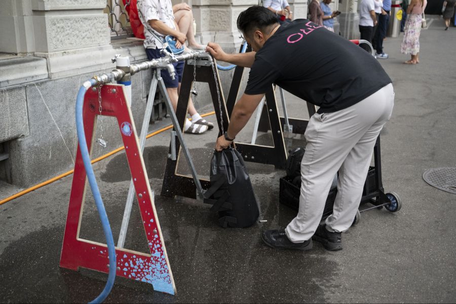 Eine Person füllt Wasserbeutel an einem Trinkwassersystem.
