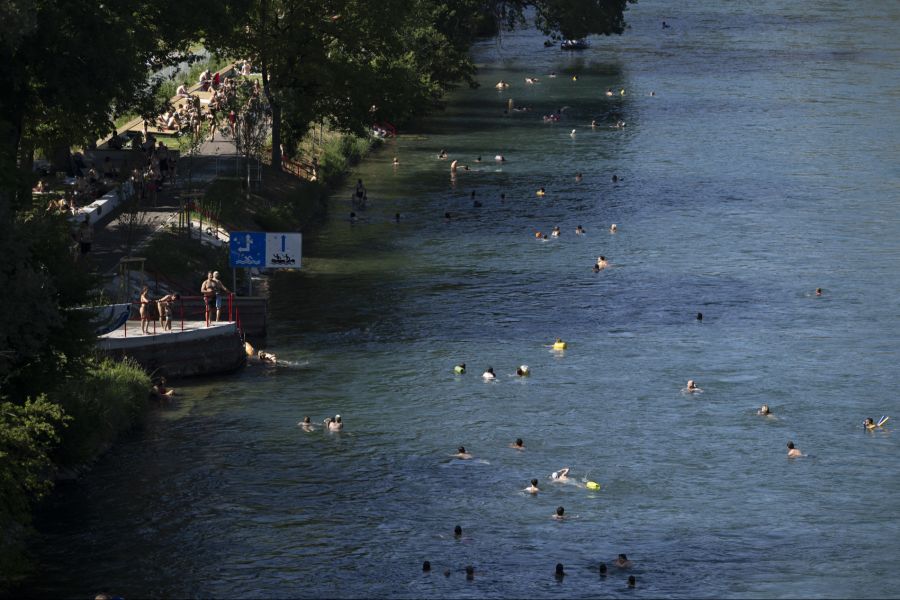 Die Aare in Bern lockt zum Baden – am Donnerstagabend knackte sie die 21-Grad-Marke.