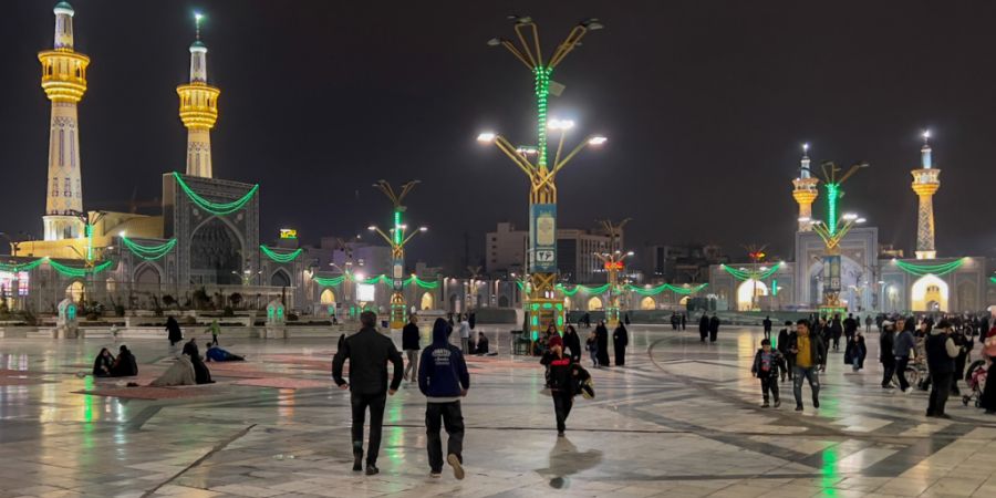 ARCHIV - Menschen besuchen nach Einbruch der Dunkelheit im Fastenmonat Ramadan den Imam-Resa-Schrein in der Pilgermetropole Maschhad. Foto: Arne Bänsch/dpa