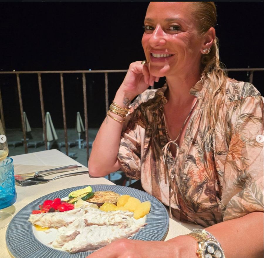 Christa lässt sich die italienischen Köstlichkeiten schmecken.