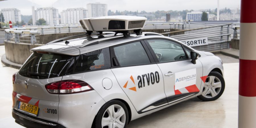 Ein Scan-Car mit Kameras und Sensoren auf dem Dach könnte in St. Gallen dereinst Parksünder aufspüren. Im Bild zu sehen ist ein solches Auto während einer Pressekonferenz in Genf. (...