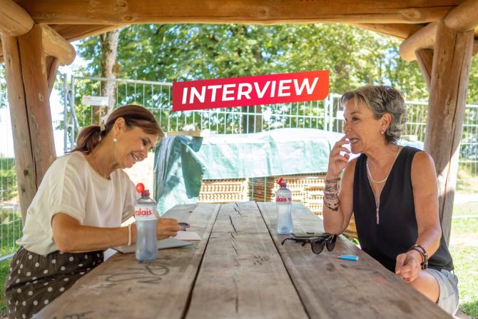 Regisseurin Livia Anne Richard (links) und Laiendarstellerin Andrea Bauer blicken gemeinsam auf den Theatersommer zurück.
