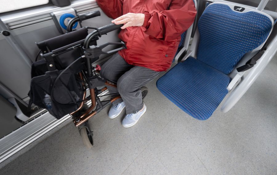 Sogar ein Bus, der Rentner aus dem Tessin an die Party fährt, ist quasi ausgebucht.