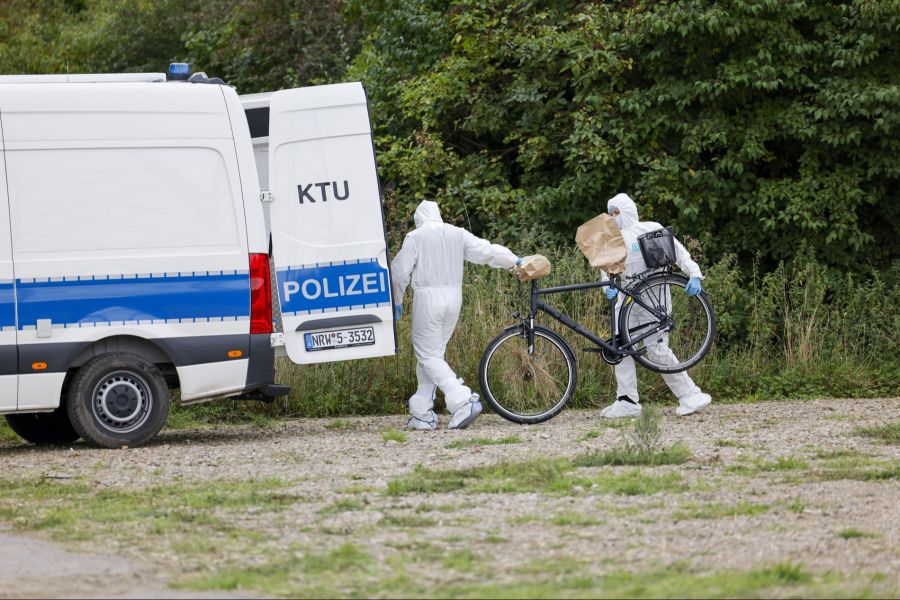 Da es Ende August und Anfang September deutlich abkühlte, bildete sich der Tau. Die Feuchtigkeit sorgte dafür, dass die Konstruktionen nicht auslösten.