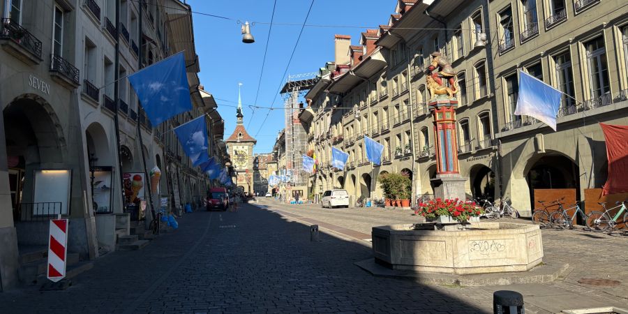 Blaue Flaggen Bern