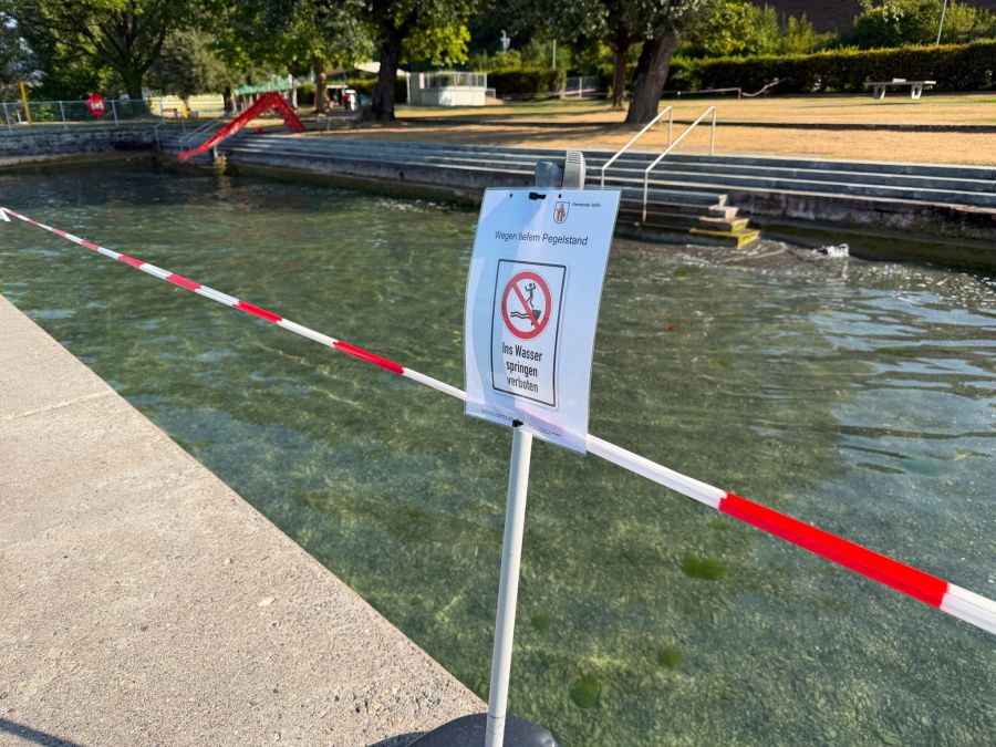 In einem Strandbad in Stäfa ZH verbietet ein Schild beim Becken den Sprung ins Wasser.
