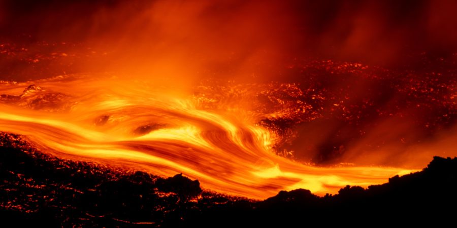 Flugverkehr auf Sizilien beeinträchtigt: Der Ätna stößt nun schon mehrere Tage in Folge große Mengen Asche und Lava aus. Foto: Simone Genovese/AP/dpa-tmn - ACHTUNG: Nur zur redakti...