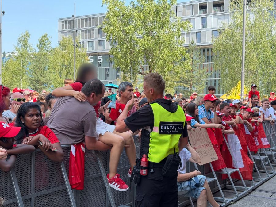 Einzelnen Nati-Fans wird die Gluthitze in Zürich zu viel.
