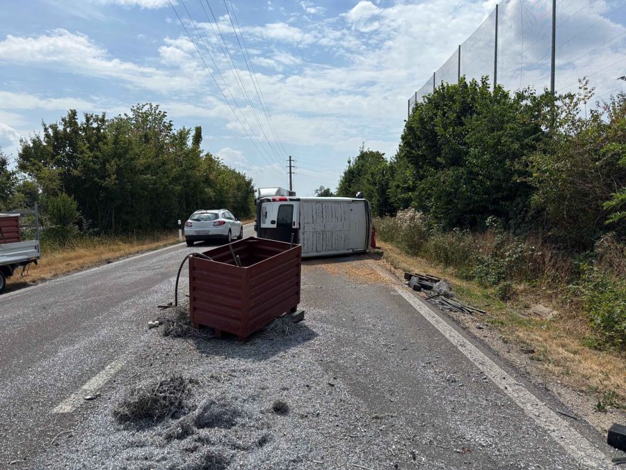 Durch den Unfall wurde ein Grossteil der Ladung auf der Strasse verteilt.