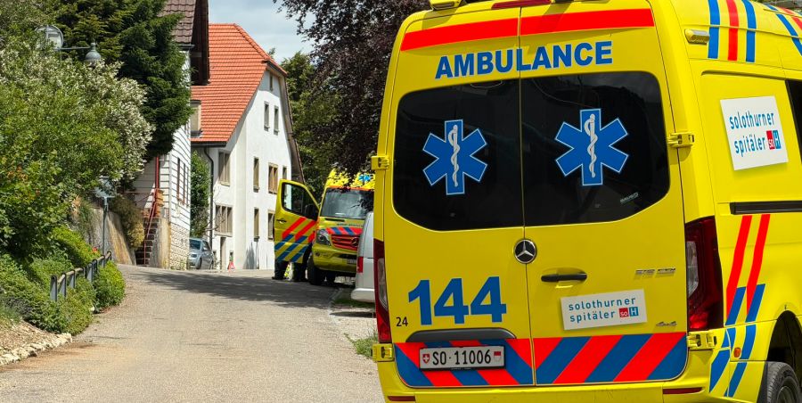Auch Ambulanz-Fahrzeuge stehen bereit.