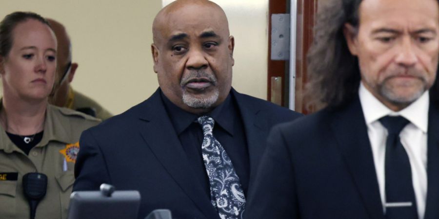 Duane Davis (M) und sein Anwalt Michael Sanft werden zurück in den Gerichtssaal geführt, um den Termin für die Urteilsverkündung zu erfahren, nachdem eine Jury Davis in seinem Proze...