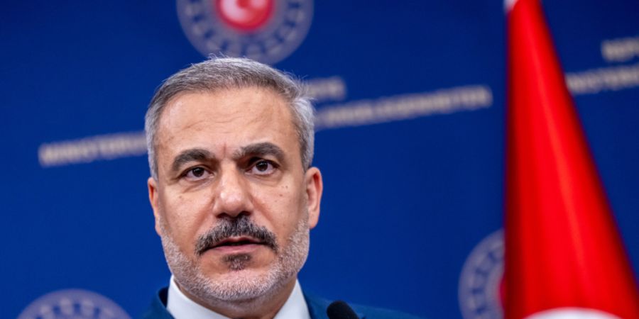 ARCHIV - Hakan Fidan, Außenminister der Türkei, nimmt an einer Pressekonferenz nach einem Treffen mit Bundesaußenminister Wadephul im Außenministerium teil. Foto: Michael Kappeler/d...