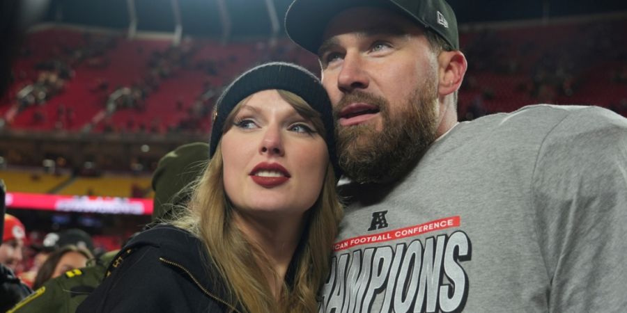 ARCHIV - Travis Kelce (r), Tight End der Kansas City Chiefs, wird von Taylor Swift beglückwünscht, während sie den Sieg der Chiefs über die Buffalo Bills im AFC-Meisterschaftsspiel ...