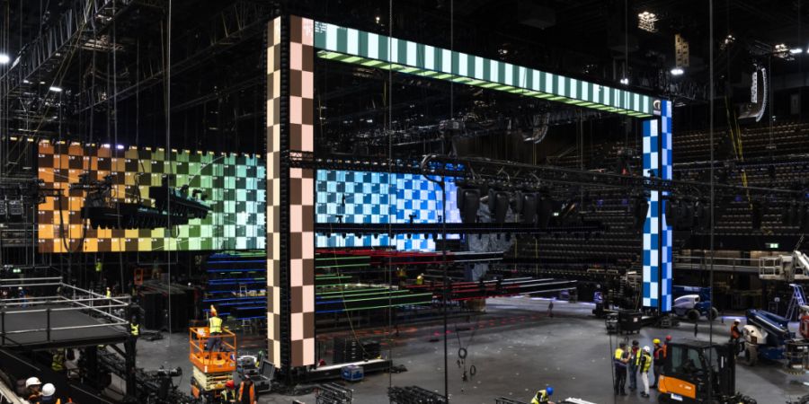 Die St. Jakobshalle in Basel soll ein neues Tragwerk erhalten, um schwere Scheinwerfer installieren zu können. Da die Deckenlast ungenügend ist, musste während des ESC 2025 (Bild) mi...