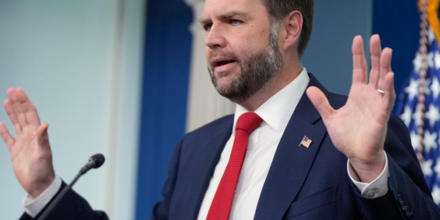 US-Vizepräsident JD Vance spricht in Washington im James S. Brady Press Briefing Room im Weißen Haus mit Reportern. Foto: Manuel Balce Ceneta/AP/dpa