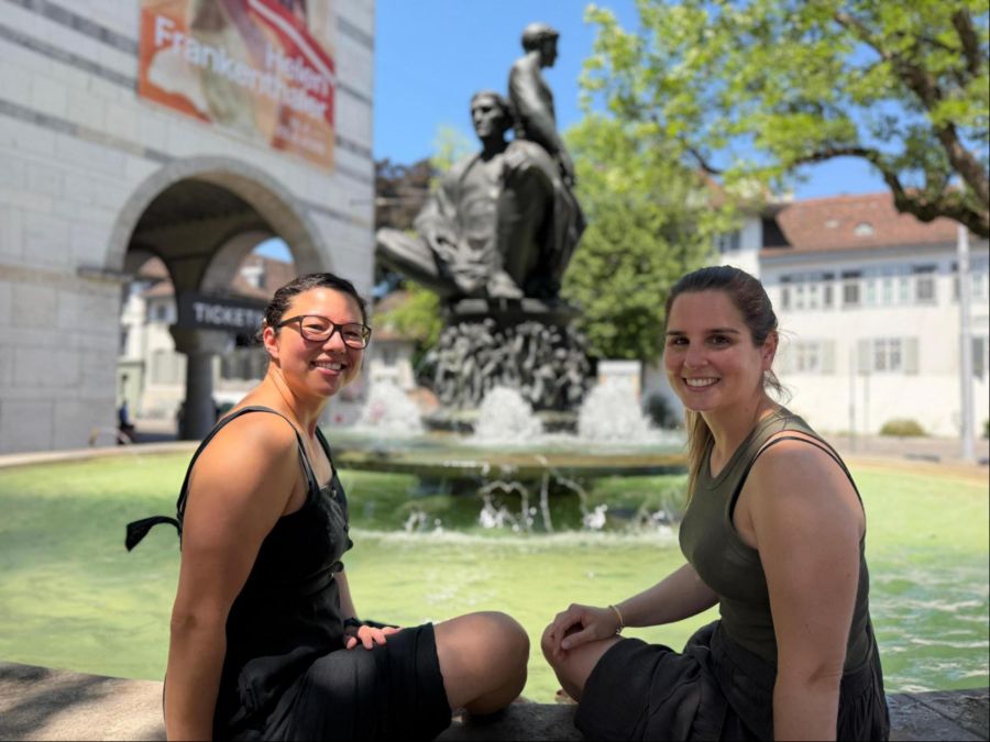 Lea und Amanda baden sich in der Mittagspause im Brunnen beim Basler Kunstmuseum die Füsse.