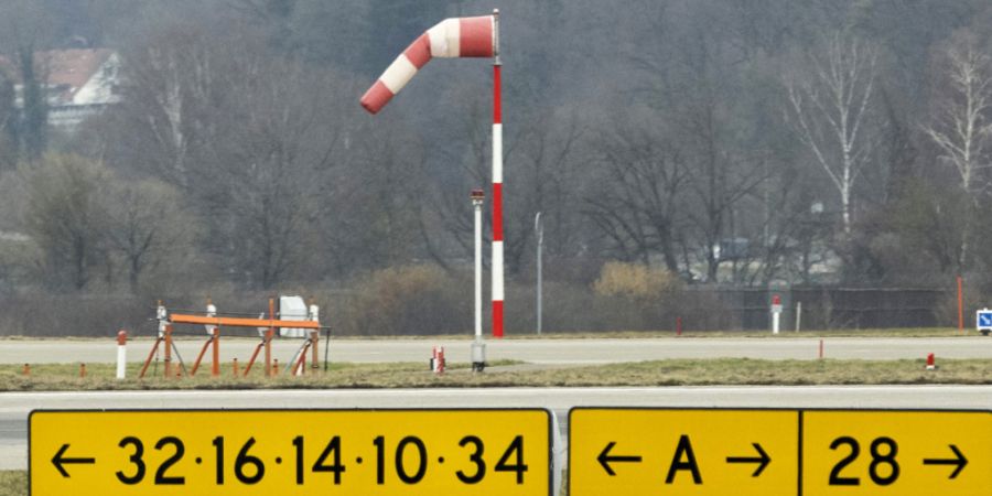 Der geplante Ausbau der Pisten am Flughafen Zürich ist einen Schritt weiter. Nun können die betroffenen Kantone ihre Stellungnahmen abgeben. (Archivbild)