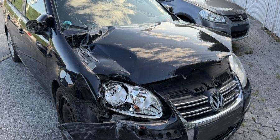 In Meistersrüte AI verunfallte ein VW-Golf beim Umfahren von stehenden Autos. Es entstand Sachschaden.