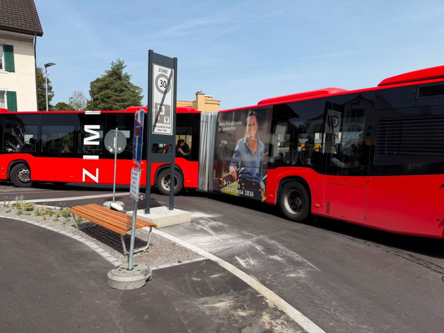 Der Linienbus kurvt direkt am Bänkli in Thalwil ZH vorbei.