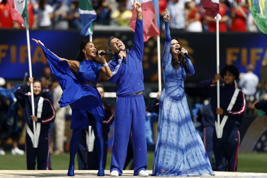 Robbie Williams trat mit Nicole Scherzinger (links) und Laura Pausini (rechts) auf.