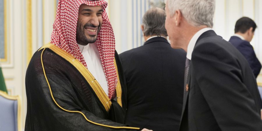 ARCHIV - Der saudische Kronprinz Mohammed bin Salman begrüßt Chris Wright, US-Energieminister, im Königspalast in Riad. Foto: Alex Brandon/AP/dpa
