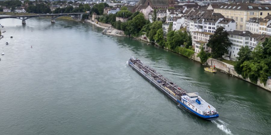 Aufgrund der starken Trockenheit und des niedrigen Wasserpegels verkehren die Frachtschiffe auf dem Rhein gar nicht mehr oder nur noch mit stark reduzierter Ladung. (Archivbild)